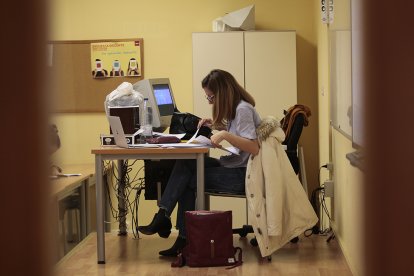 Una profesora durante sus clases en una imagen de archivo.-MARIO TEJEDOR