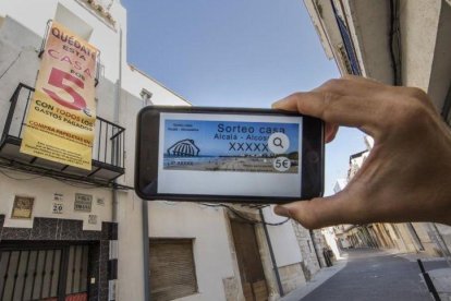 Fachada de la casa de Alcalá de Xivert, en Castellón, que se vende por sorteo.-MIGUEL LORENZO