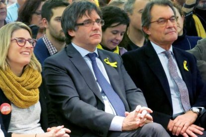 Carles Puigdemont y Artur Mas, con la directora de campaña de JxCat, Elsa Artadi, en Bruselas.-PERIODICO (EFE / CARLOS REY)