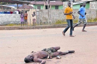 El cadáver de un hombre sospechoso de haber muerto por el ébola yace abandonado en una calle de Monrovia, en Liberia.-Foto:   AP / ABBAS DULLEH