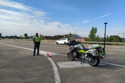 Un agente de la Guardia Civil de Tráfico vigila la circulación en las inmediaciones de Soria. MARIO TEJEDOR