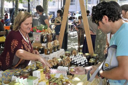 Detalle de uno de los puestos de productos ecológicos, en este caso provenientes de las abejas.-DANIEL RODRÍGUEZ