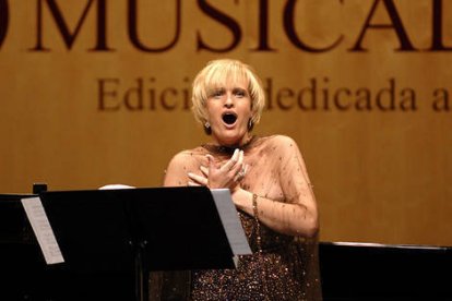 Actuación de la cantante vasca Ainhoa Arteta en la pasada edición del Otoño Musical Soriano. / VALENTÍN GUISANDE-