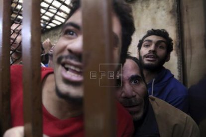 Un grupo de hombres reacciona tras ser absueltos de una acusación de "libertinaje" por un tribunal de El Cairo (Egipto).-EFE