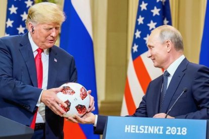 Trump y Putin, durante la rueda de prensa que concedieron tras su encuentro en Helsinki el pasado julio.-MAURI RATILAINEN (EFE)