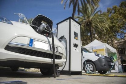 Un vehículo eléctrico repostando en un punto de recarga. HDS