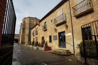 La 'casona' de Defensa, con la iglesia de Santa Clara al fondo. HDS