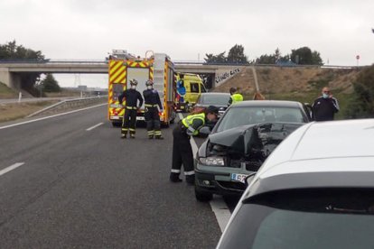 Accidente de tráfico con 11 vehículos implicados en la A-6, en Palacios de Goda (Ávila). BOMBEROS DE LA DIPUTACIÓN DE VALLADOLID