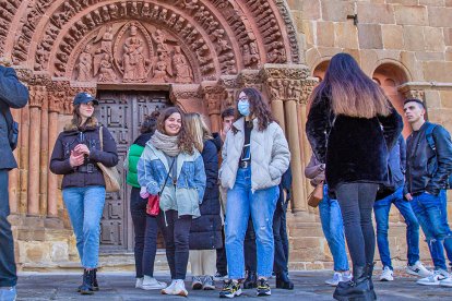 Alumnos de Erasmus el curso anterior conociendo la ciudad.-MARIO TEJEDOR