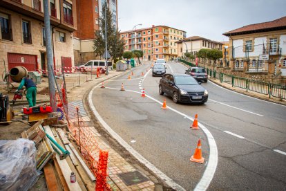 Tráfico a dos carriles en Cuesta Dehesa Serena. MARIO TEJEDOR