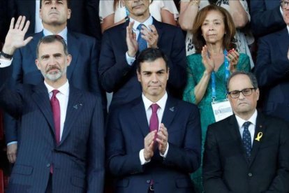 Felipe VI, Pedro Sánchez y Quim Torra, el pasado 22 de junio, durante la inauguración de los Juegos Mediterráneos en Tarragona.-EL PERIÓDICO