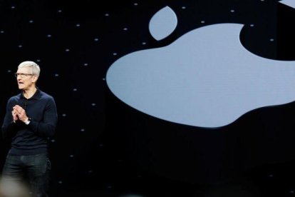 El consejero delegado de Apple, Tim Cook, durante la presentación del macOS Mojave.-ELIJAH NOUVELAGE