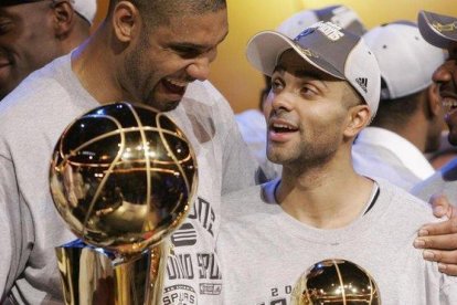 Duncan y Tony Parker, con el trofeo de campeón de la NBA en el 2007-AP