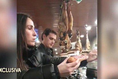 Malú y Albert Rivera, juntos en un bar de carretera.-TWITTER SÁLVAME