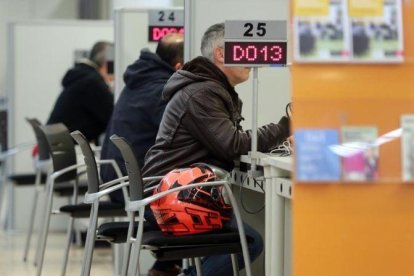 Personas en paro en una oficina de Treball, en Barcelona.-RICARD CUGAT