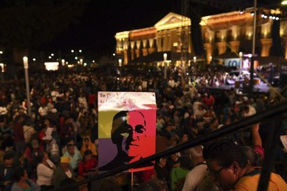 Multitud en San Salvador con un poster serigrafiado con la cara de Óscar Romero-AFP