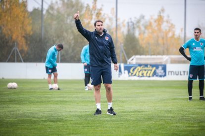 Iñaki Bea tiene por delante una serie de deberes para mejorar al Numancia. GONZALO MONTESEGURO