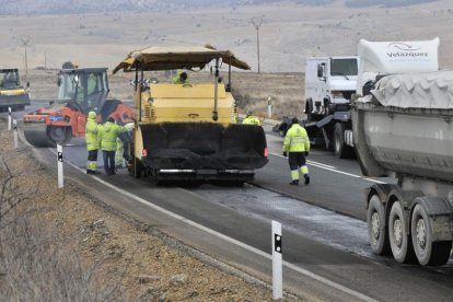 Trabajos en la calzada de la carretera 122, a la altura de La Omeñaca. HDS