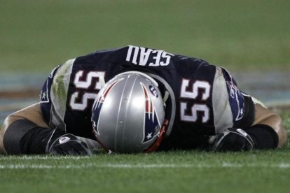 El linebacker de los New England Patriots Junior Seau, durante una Superbowl-AP / PAUL SANCYA