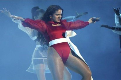 La cantante Rosalia en la presentación de los premios Grammy Latinos.-AP