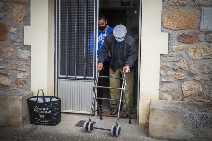 La ayuda a domicilio está dirigida a las personas que residen en el medio rural. MARIO TEJEDOR