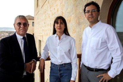 Carlota Casiraghi, con el filósofo Robert Maggiori y el editor Leopoldo Kulesz, en el Hay Festival de Segovia.-LISBETH SALAS / HAY FESTIVAL