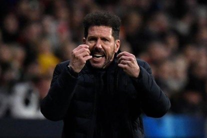 Simeone gesticula durante el partido de Champions contra el CSKA.-PIERRE-PHILIPPE MARCOU (AFP)