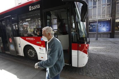 El autobús urbano en Mariano Granados. MARIO TEJEDOR