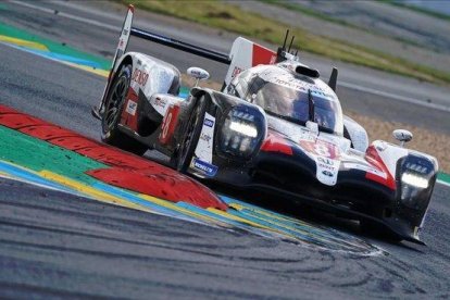 El Toyota TS050 Hybrid pilotado por Fernando Alonso en las 24 horas de Le Mans.-EFE