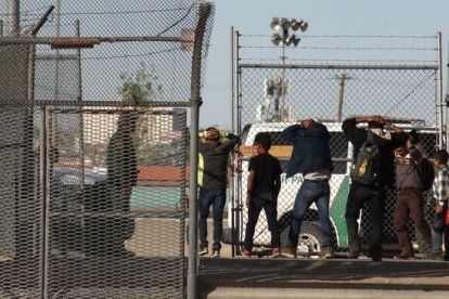 Migrantes son detenidos tras cruzar el río Bravo por las autoridades migratorias de Estados Unidos.-EFE