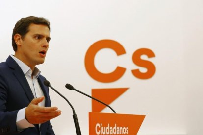 El presidente de Ciudadanos, Albert Rivera, durante la rueda de prensa que ha ofrecido tras la reunión de la Ejecutiva de Ciudadanos-J P GANDUL (EFE)