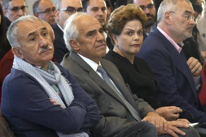Pepe Álvarez, Ernesto Semper, Dilma Roussef y Evelio Angulo, ayer, en la sala Polisón del Teatro Principal, durante la jornada sobre diálogo social de UGT en Burgos .-- ICAL