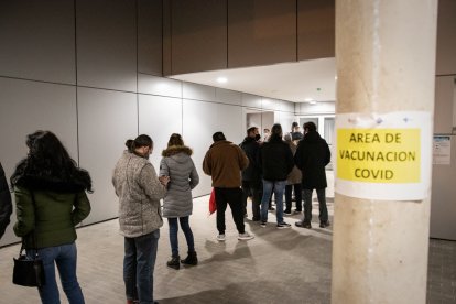 Colas para vacunarse en el hospital. GONZALO MONTESEGURO