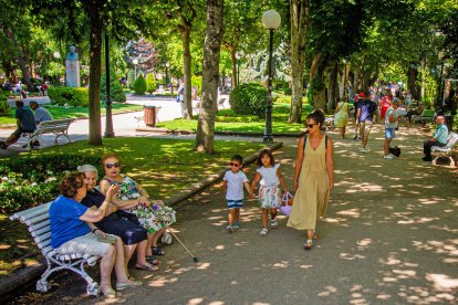 Imagen de archivo de ciudadanos paseando por la Dehesa.-HDS