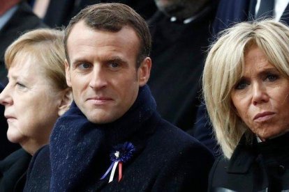 Angela Merkel junto a Emmanuel y Brigitte Macron, ayer domingo, durante la conmemoración del centenario del armisticio de la primera guerra mundial.-BENOIT TESSIER (AFP)