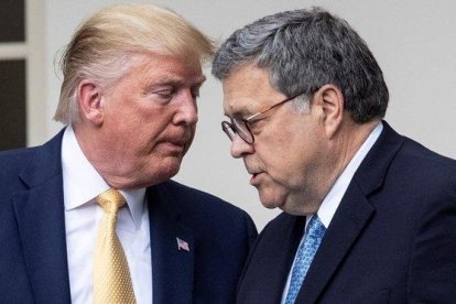 Donald Trump y el fiscal general de EEUU, William Barr, durante un acto en la Casa Blanca el pasado 11 de julio.-EFE / MICHAEL REYNOLDS