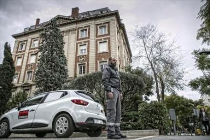 Un vigilante de Securitas visita una treintena de edificios cada noche.-JOAN CORTADELLAS