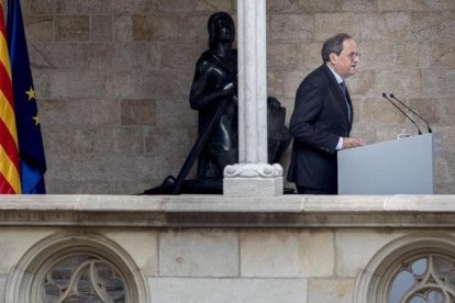 El ’president’ Quim Torra, en el Palau de la Generalitat, tras ser condenado a una pena de inhabilitación de año y medio para el ejercicio de cargos electos y a una multa de 30.000 euros, este jueves.-FERRAN NADEU