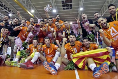 El equipo del CVTeruel festeja en Los Pajaritos las consecución del título de la Copa del Rey, ayer.-MARIO TEJEDOR