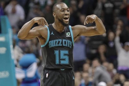 Kemba Walker celebra la canasta en el último segundo con la que derrotó a los Celtics esta semana.-CHUCK BURTON (AP)