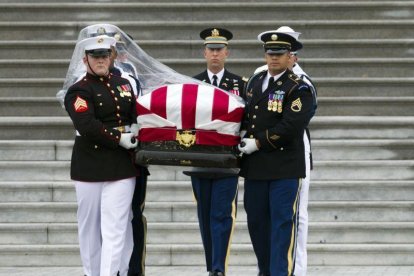 El féretro con los restos de John McCain sale del Capitolio hacia la catedral de Washington.-JOSE LUIS MAGANA (AP)