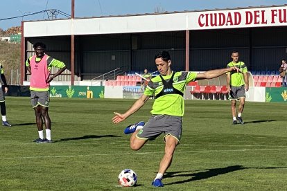 Asier Benito regresará a la alineación inicial del Numancia después de tres jornadas de ausencia por lesión. CD Numancia