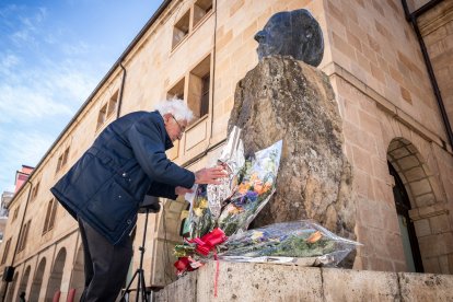 El presidente de la Fundación Antonio Machado coloca flores en el busto del poeta. GONZALO MONTESEGURO