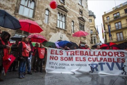 Manifestación de extrabajadores de la radio y televisión valenciana, al cumplirse el tercer aniversario del cierre de Canal 9.-MIGUEL LORENZO