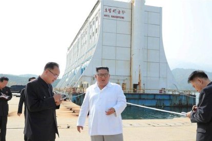 Kim inspecciona el complejo turístico Mount Kumgang en Corea del Norte en una imagen sin fecha.-KCNA (AP)