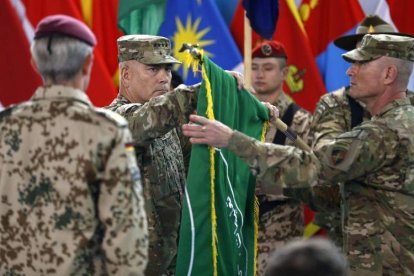 El general estadounidense John Campbell pliega la bandera de la ISAF, ayer en la ceremonia llevada a cabo en Kabul.-Foto: REUTERS / OMAR SOBHANI