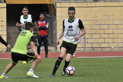 Julio Álvarez entrenó ayer junto a sus compañeros en el anexo.-VALENTÍN GUISANDE