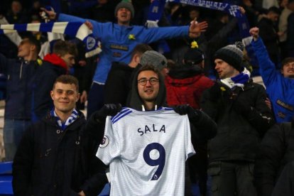 Aficionados del Cardiff con la camiseta de Sala, que nunca ha llegado a vestir.-AFP