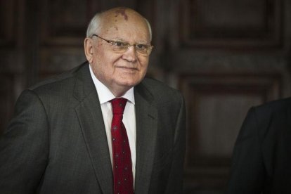 Gorbachov después de recibir la medalla Jaume I de la mano del expresidente de la Generalitat Valenciana, Francisco Camps.-MIGUEL LORENZO