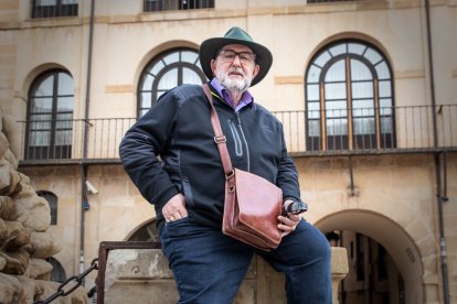 José Antonio Martín de Marco posa con el edificio que alberga el Archivo Municipal, a su espalda. GONZALO MONTESEGURO